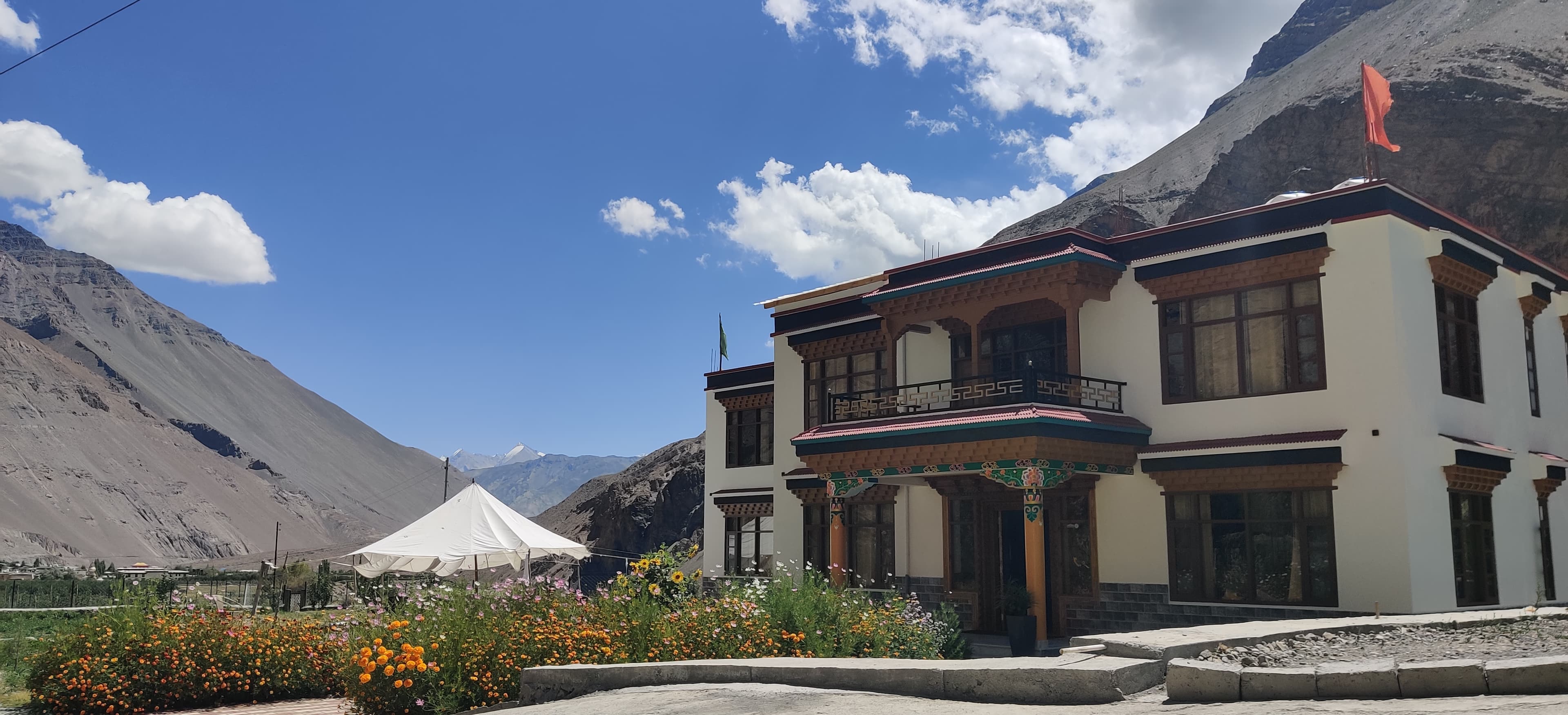 The Delek House, Kaza