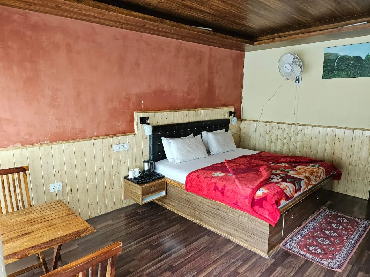 Double room with a wooden ceiling