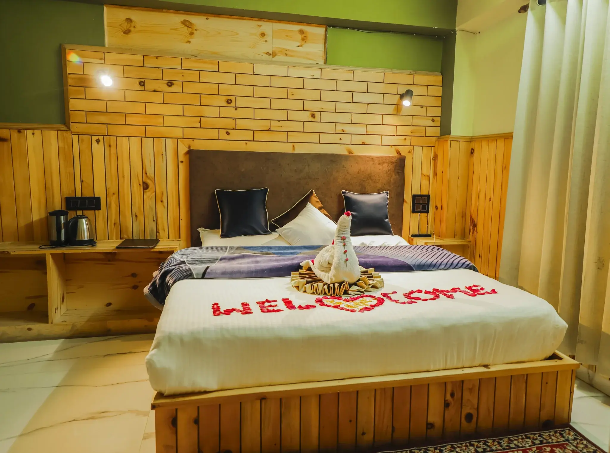 Deluxe room at Hotel Him Paradise with a pine-and-brick wall