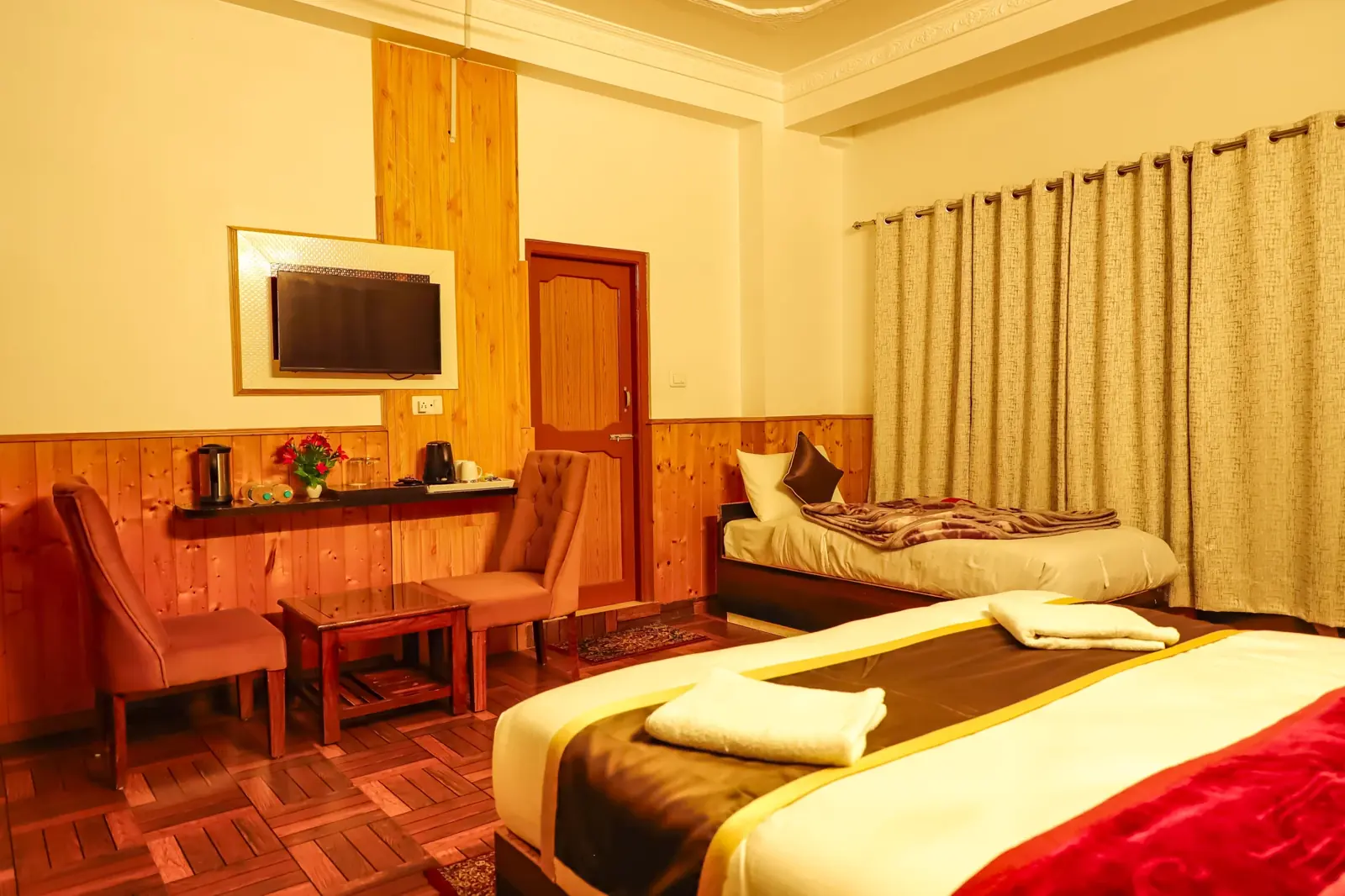 Deluxe room with a sitting corner and TV