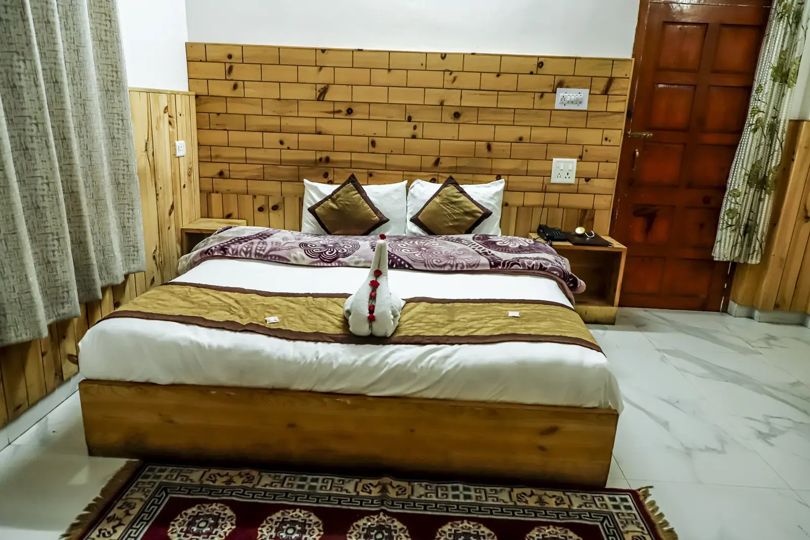 Deluxe double room with a wooden bed