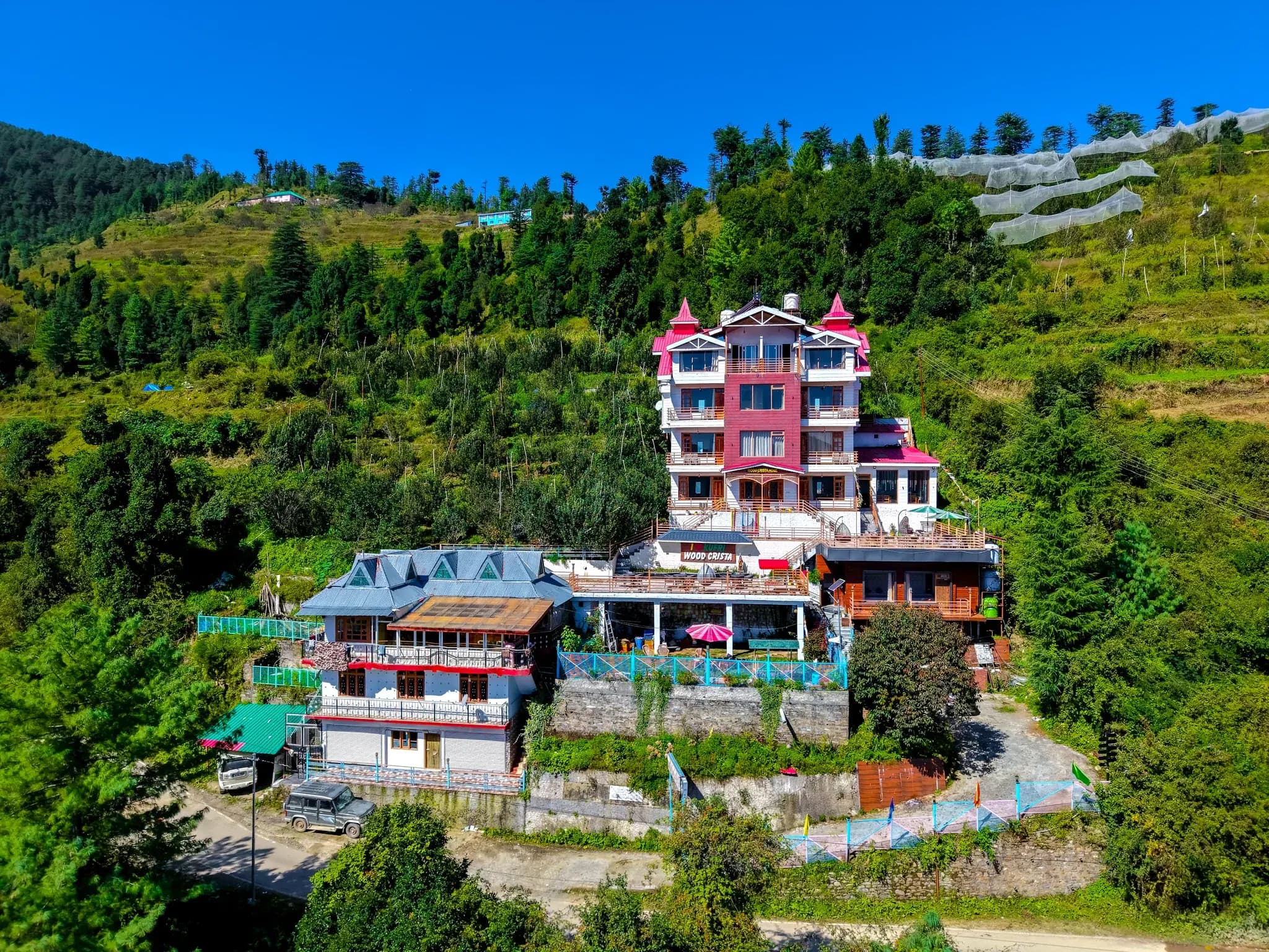 Hotel Woodcrista on a forested hillside in Kufri