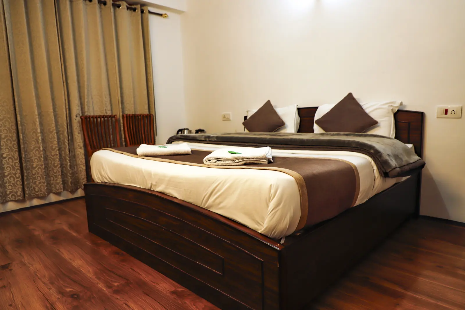 Super Deluxe room with a writing chair