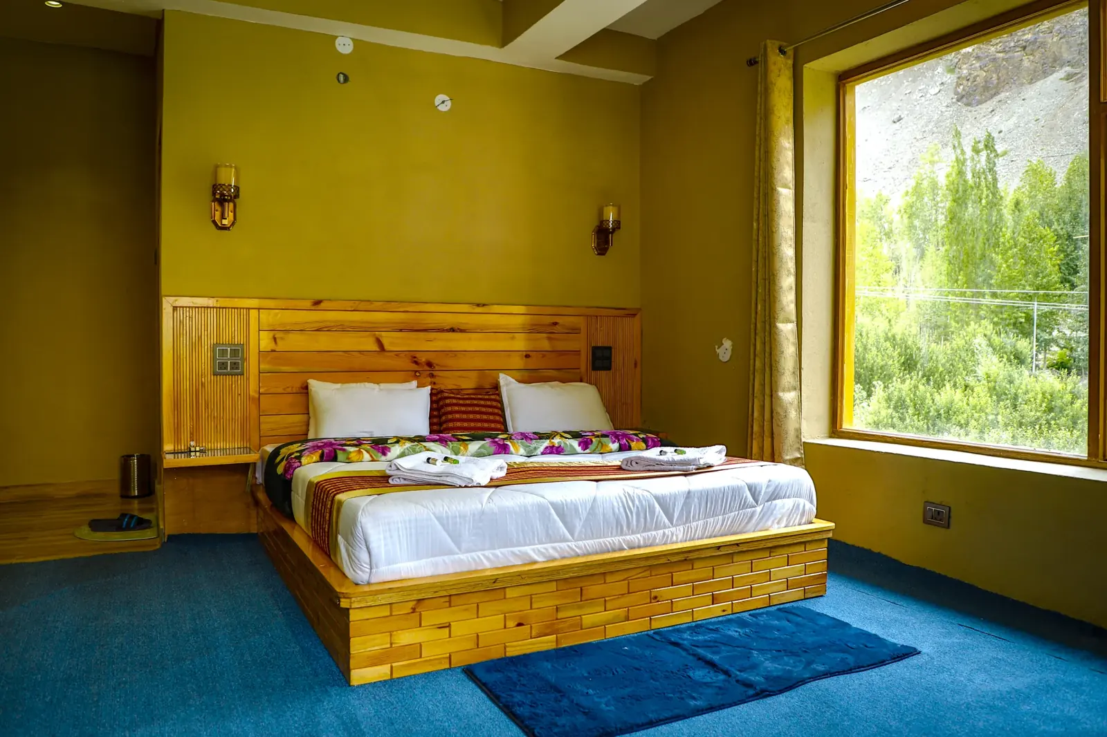 Double room with a wide window onto the fields